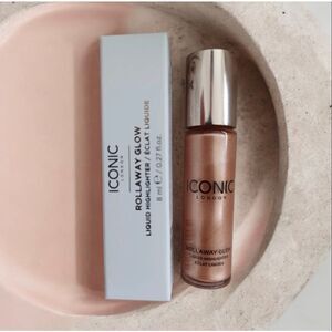 ICONIC London Rollaway Glow illuminante liquido colore Peach Paradise 8 ml